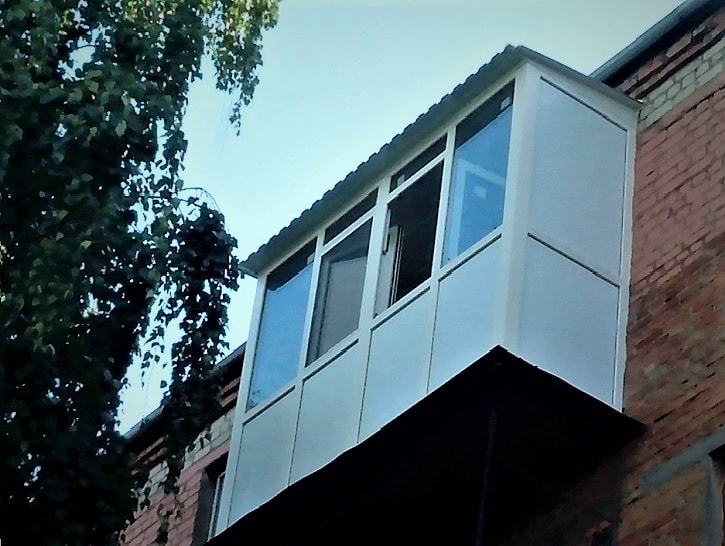 французский балкон в хрущевка с крышей
